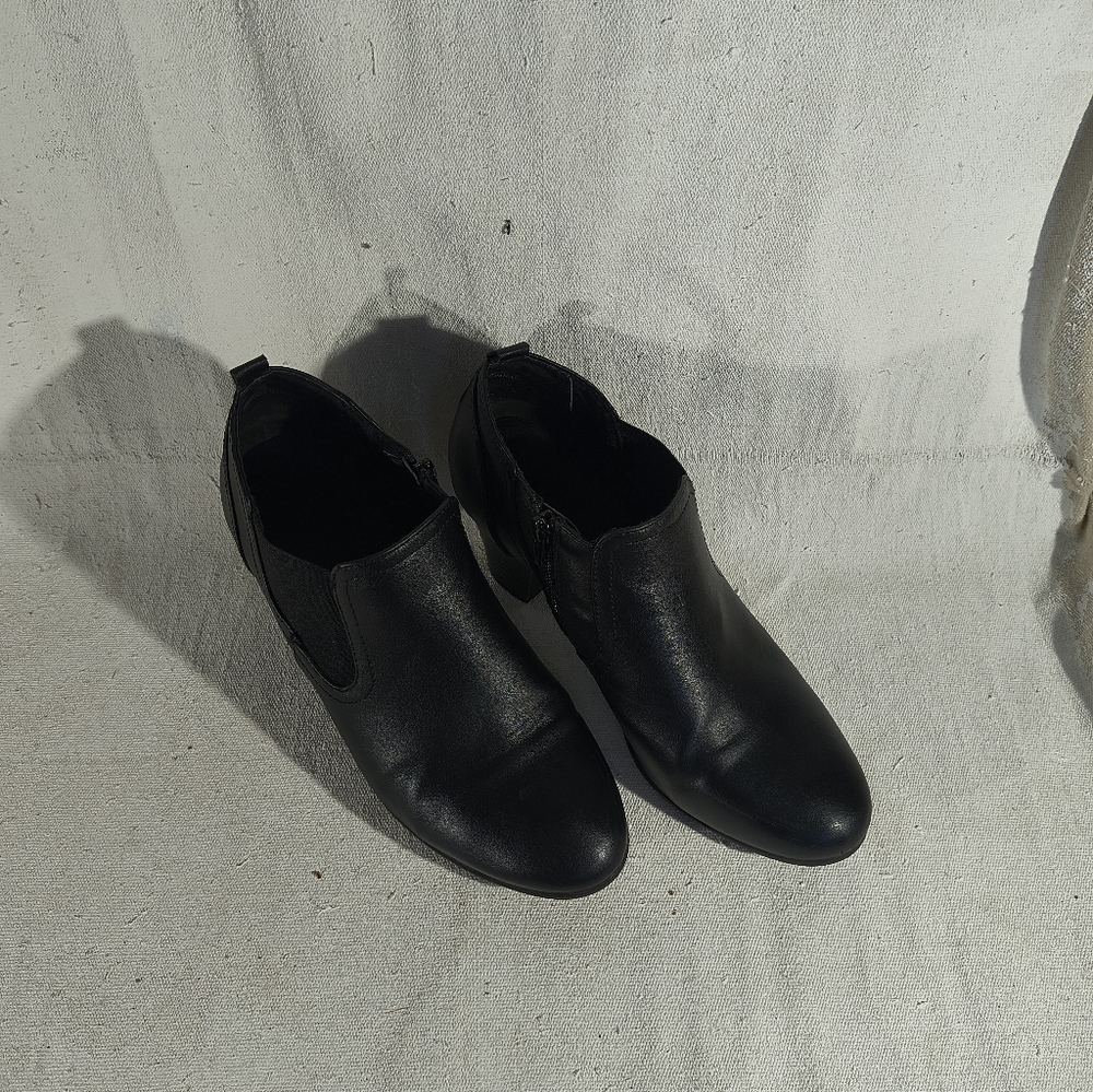 Women's Size 8M Black Ankle Boots by Solanz With Side Zip And 2.5 Inch Heels